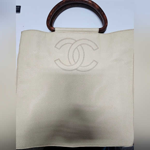 CHANEL Caviar Tote w/wooden handles - Picture 12 of 12